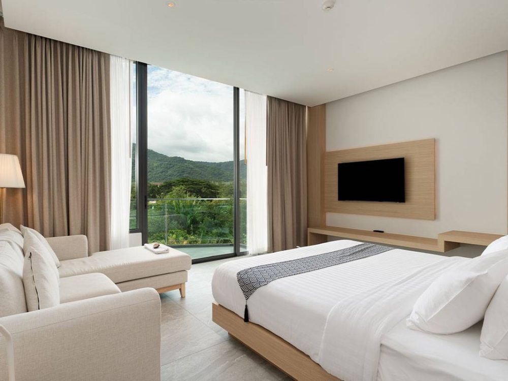 Deluxe-Jacuzzi-on-Balcony-mountain-view-01