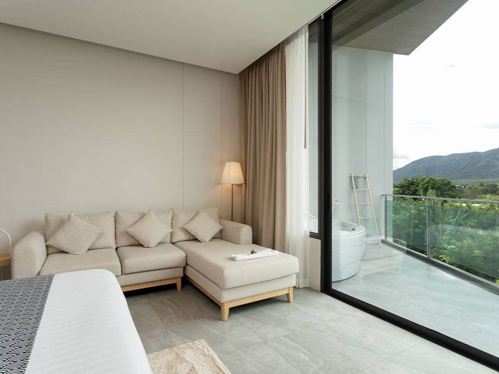 Deluxe-Jacuzzi-on-Balcony-mountain-view-02