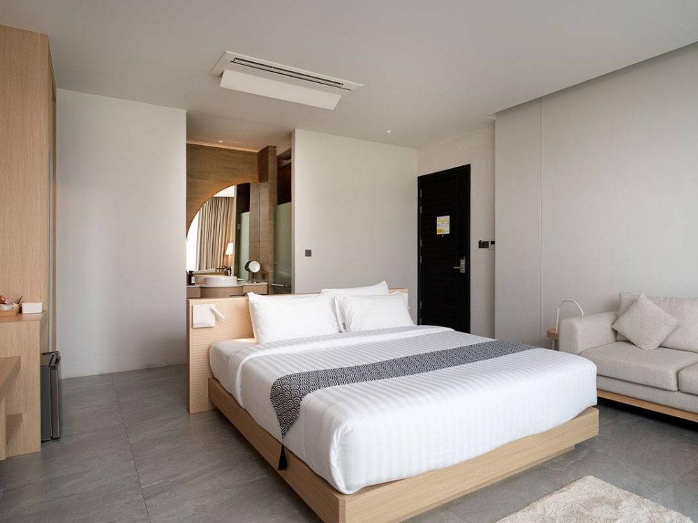 Deluxe-Jacuzzi-on-Balcony-mountain-view-03