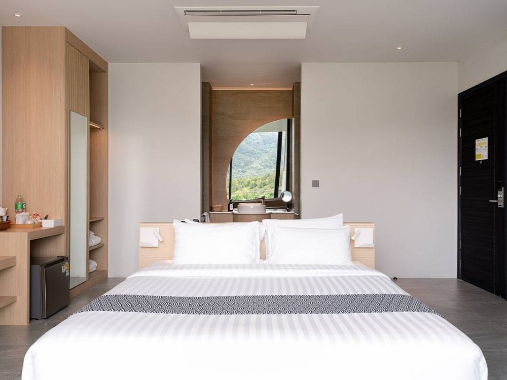 Deluxe-Jacuzzi-on-Balcony-mountain-view-04