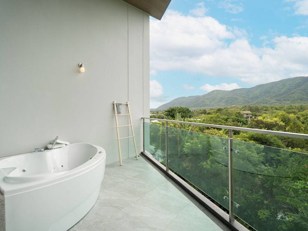 Deluxe-Jacuzzi-on-Balcony-mountain-view-05