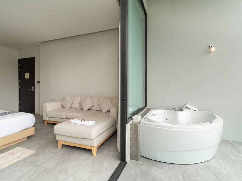 Deluxe-Jacuzzi-on-Balcony-mountain-view-07