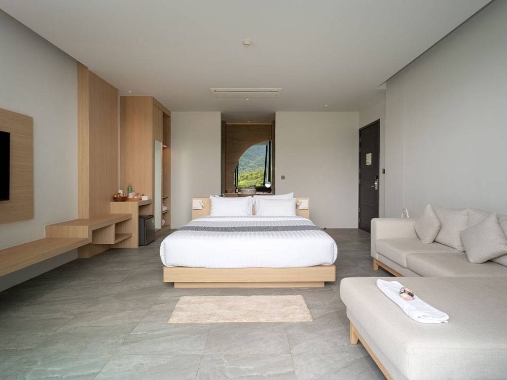 Deluxe-Jacuzzi-on-Balcony-mountain-view-08