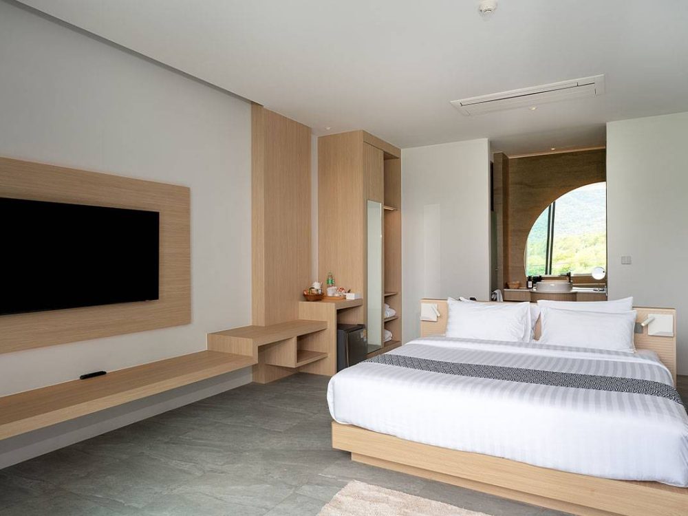 Deluxe-Jacuzzi-on-Balcony-mountain-view-09