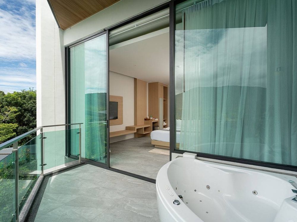 Deluxe-Jacuzzi-on-Balcony-mountain-view-10