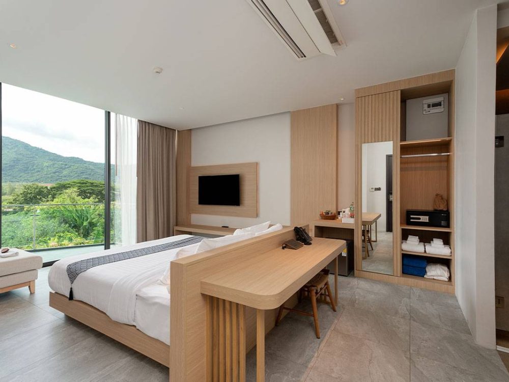 Deluxe-Jacuzzi-on-Balcony-mountain-view-12