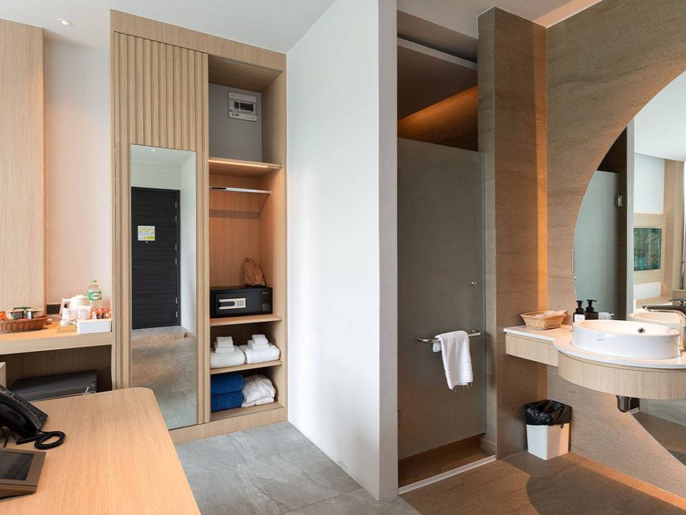 Deluxe-Jacuzzi-on-Balcony-mountain-view-13