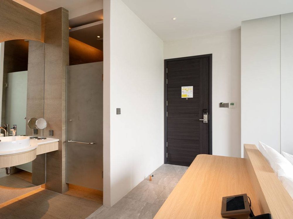 Deluxe-Jacuzzi-on-Balcony-mountain-view-14