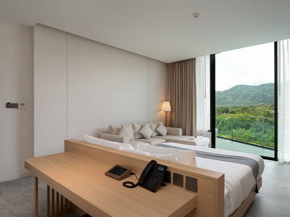 Deluxe-Jacuzzi-on-Balcony-mountain-view-15