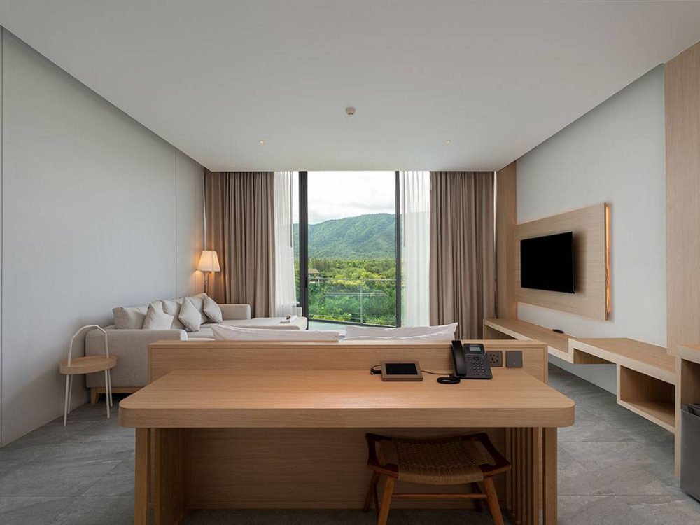 Deluxe-Jacuzzi-on-Balcony-mountain-view-16