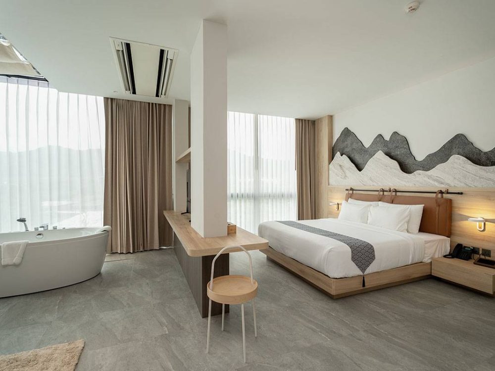 Honeymoon-Suite-with-Jacuzzi-01