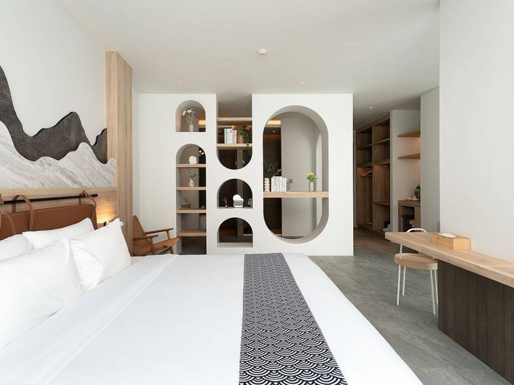 Honeymoon-Suite-with-Jacuzzi-04