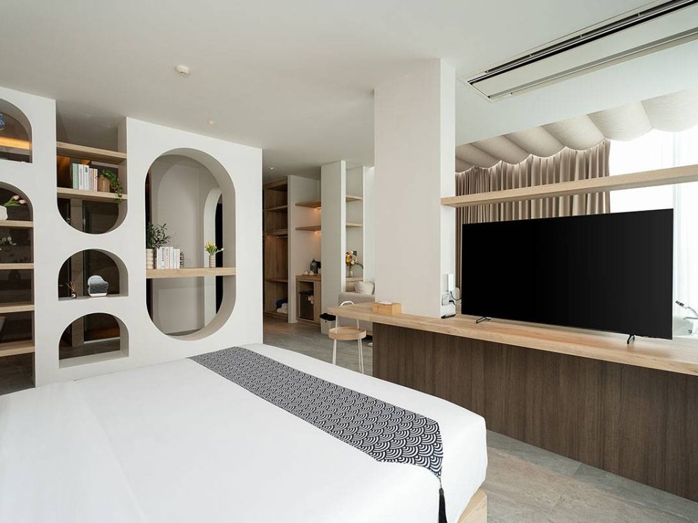 Honeymoon-Suite-with-Jacuzzi-05