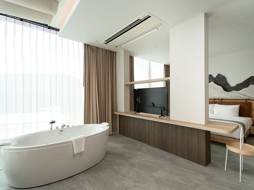 Honeymoon-Suite-with-Jacuzzi-07