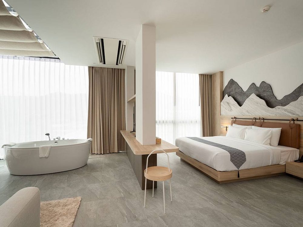 Honeymoon-Suite-with-Jacuzzi-09