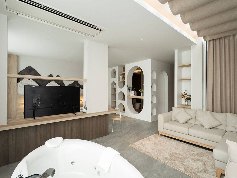 Honeymoon-Suite-with-Jacuzzi-10