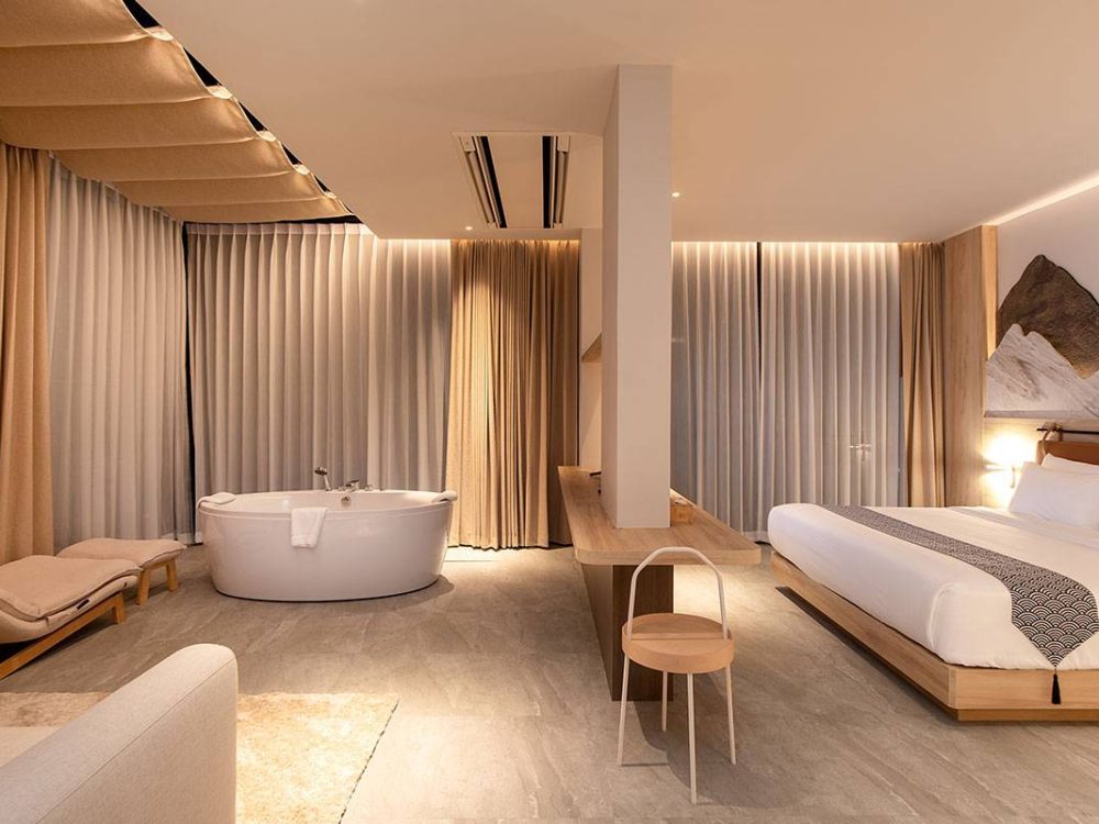 Honeymoon-Suite-with-Jacuzzi-13