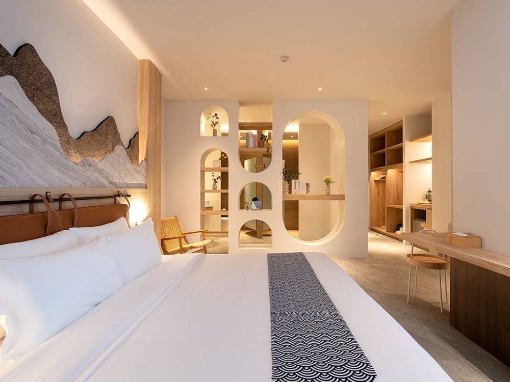 Honeymoon-Suite-with-Jacuzzi-16