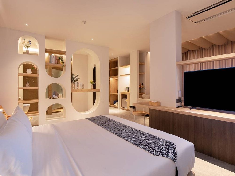 Honeymoon-Suite-with-Jacuzzi-17