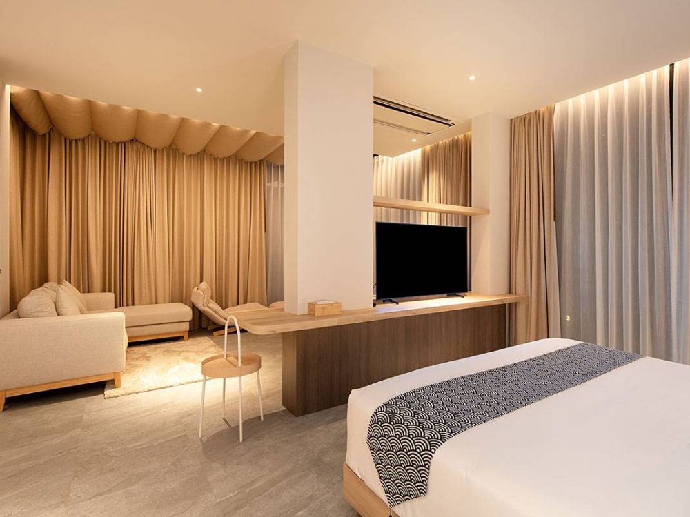 Honeymoon-Suite-with-Jacuzzi-19