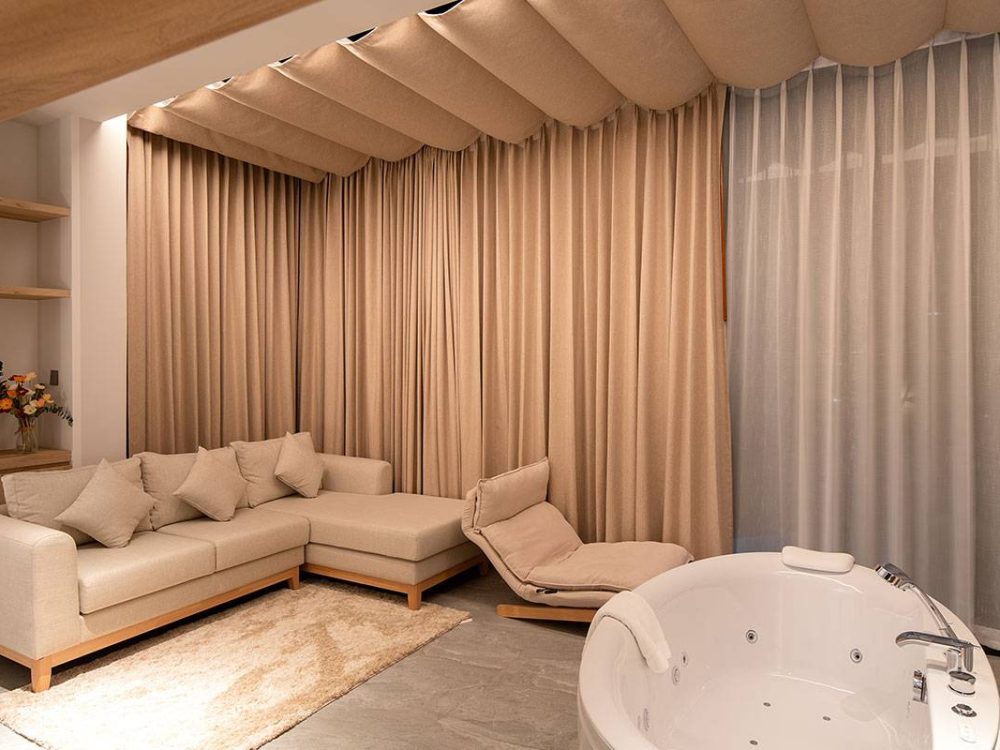 Honeymoon-Suite-with-Jacuzzi-23