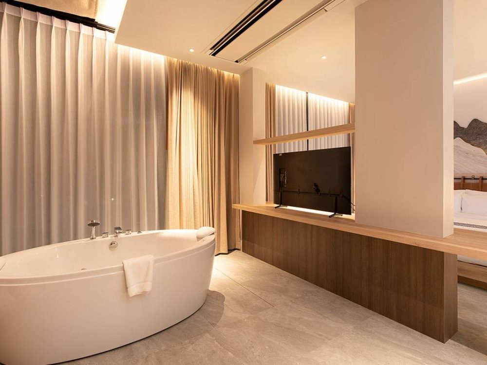 Honeymoon-Suite-with-Jacuzzi-24