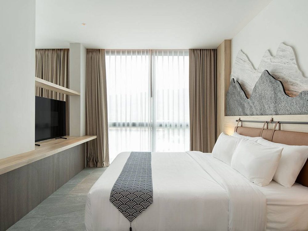 Suite-with-Jacuzzi-03