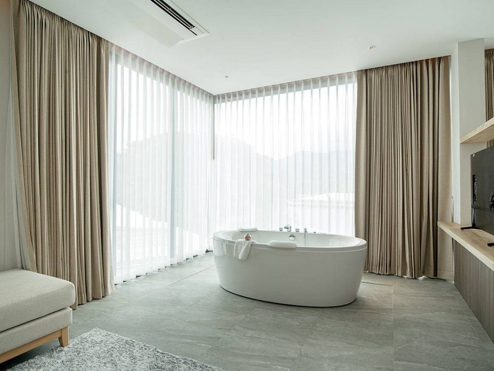 Suite-with-Jacuzzi-06